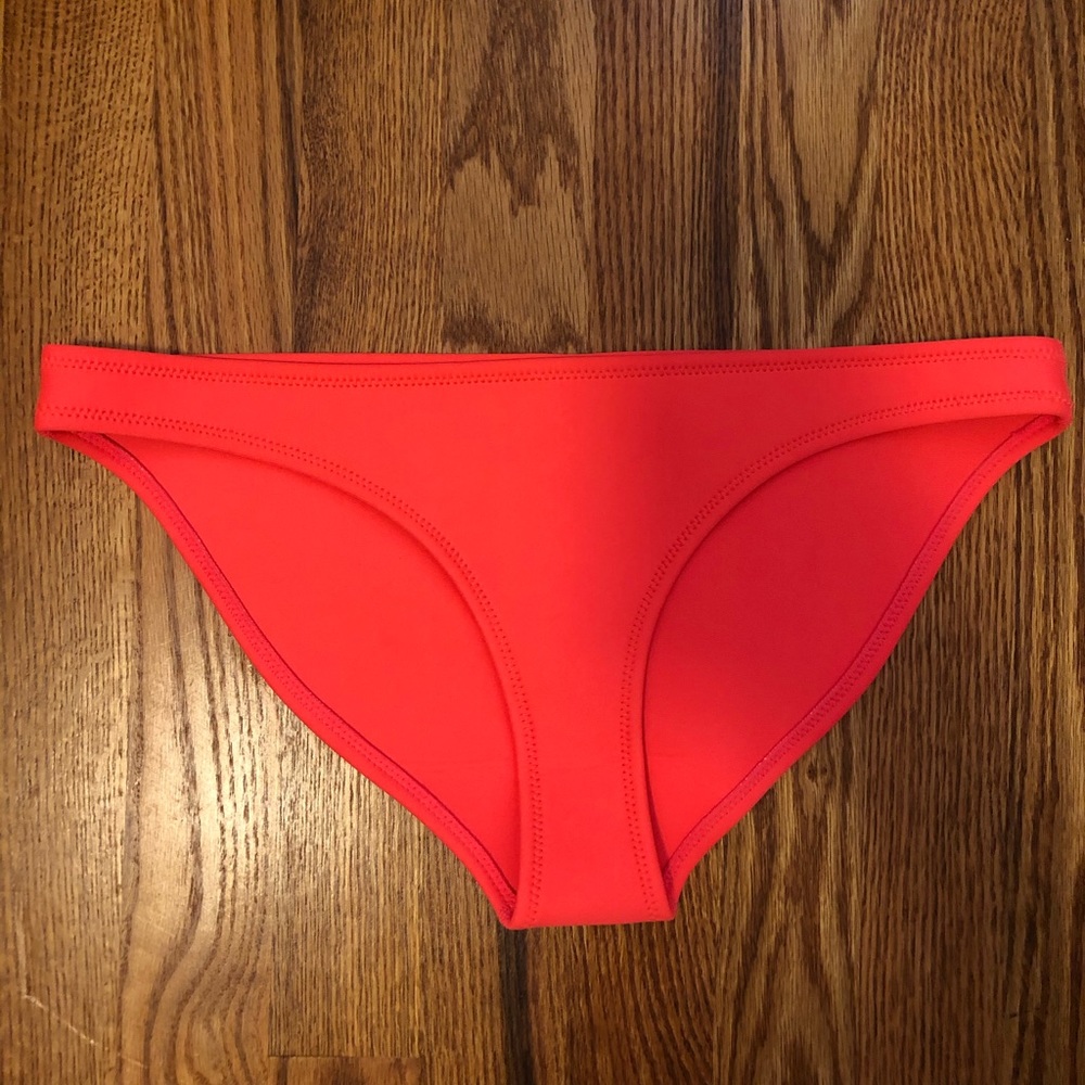Triangl Bikini Bottoms in Coral Size Large
